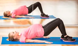 אישה בהיריון מחזקת את רצפת האגן שלה