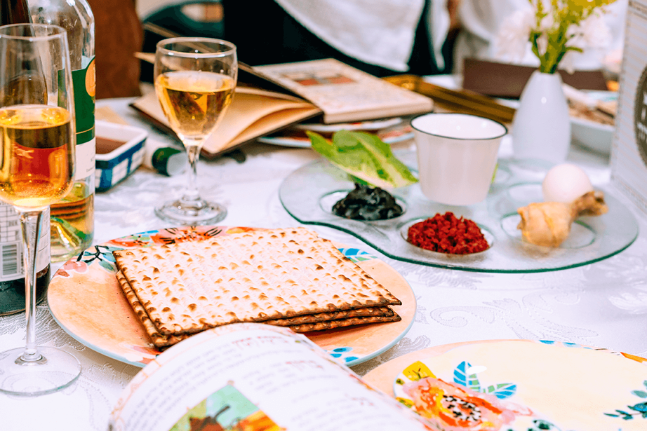 שולחן ועליו מצות,יין וקערת ליל הסדר
