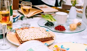 שולחן ועליו מצות,יין וקערת ליל הסדר