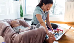 אמא חדשה מתכוננת לסדנת פעילות גופנית לאמהות טריות