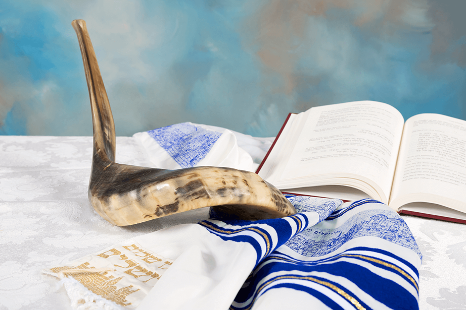 שופר,סידור וטלית על שולחן