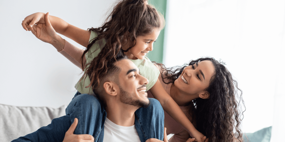 אמא אבא והבת שלהם נהנים מכל ההטבות של הביטוח המשלים של לאומית 