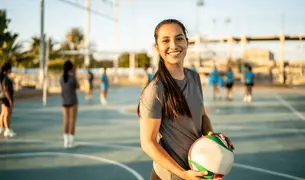 נערה משחקת כדורעף