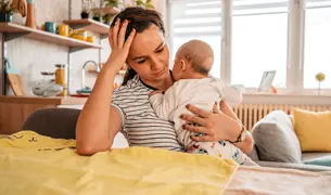 אמא מחזיקה תינוק