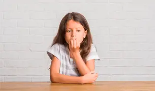 ילדה מתלבטת מה לעשות