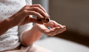 אישה לוקחת אנטיביוטיקה