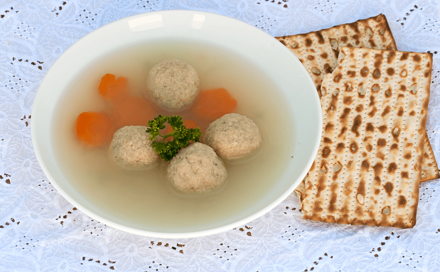 מרק עוף עם קניילעך ומצה פסח