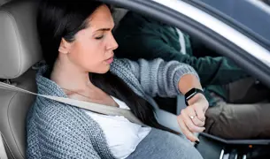 הריונית באוטו מתזמנת צירים בדרך לחדר הלידה