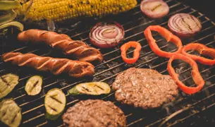 המבורגר, נקניקיות, בצל ותירס על המנגל