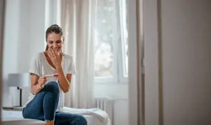 אישה מאושרת שהיא בהיריון