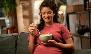 אישה בהריון אוכלת