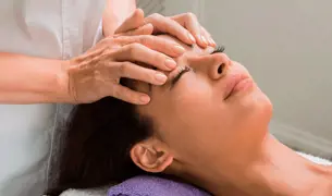 אישה באמצע עיסוי ראש רפואה משלימה