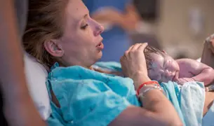 תינוק עם אימו לאחר לידה