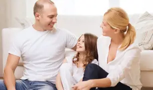 הורים מכילים מדברים עם הילדה שלהם ומרגיעים אותה